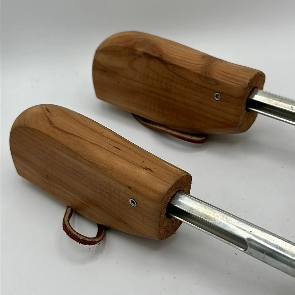 Split-toe cedar shoe tree pair, size M